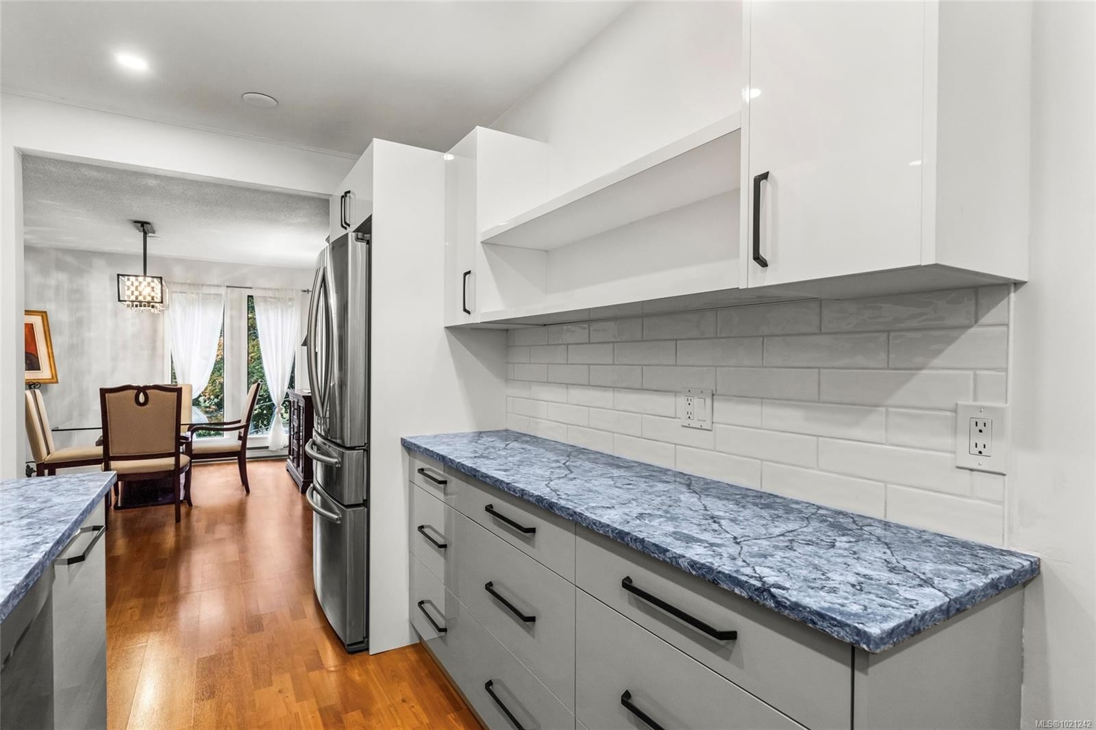 405-1875 Lansdowne Rd, Saanich, BC - Indoor Photo Showing Kitchen With Upgraded Kitchen