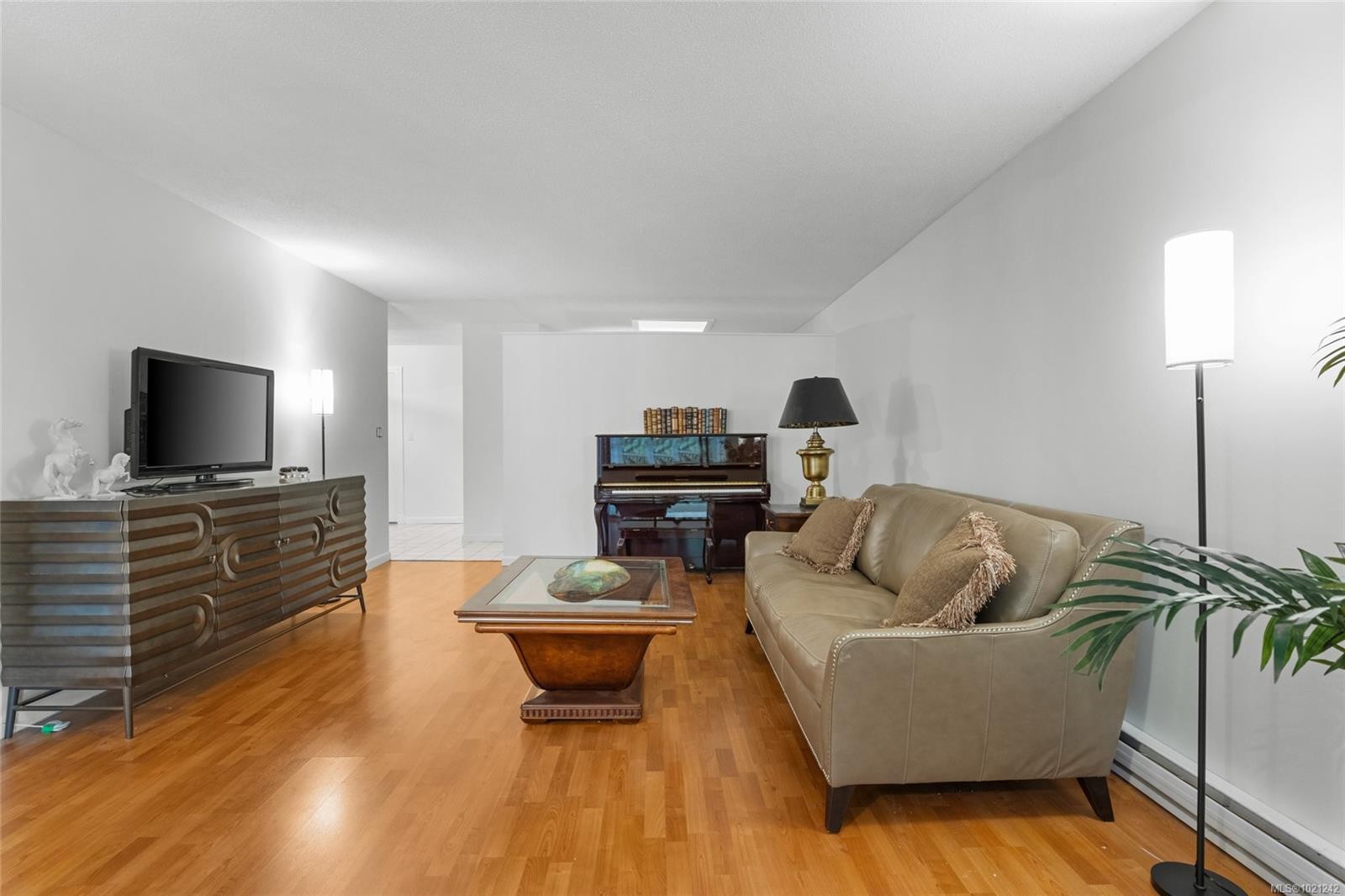 405-1875 Lansdowne Rd, Saanich, BC - Indoor Photo Showing Living Room