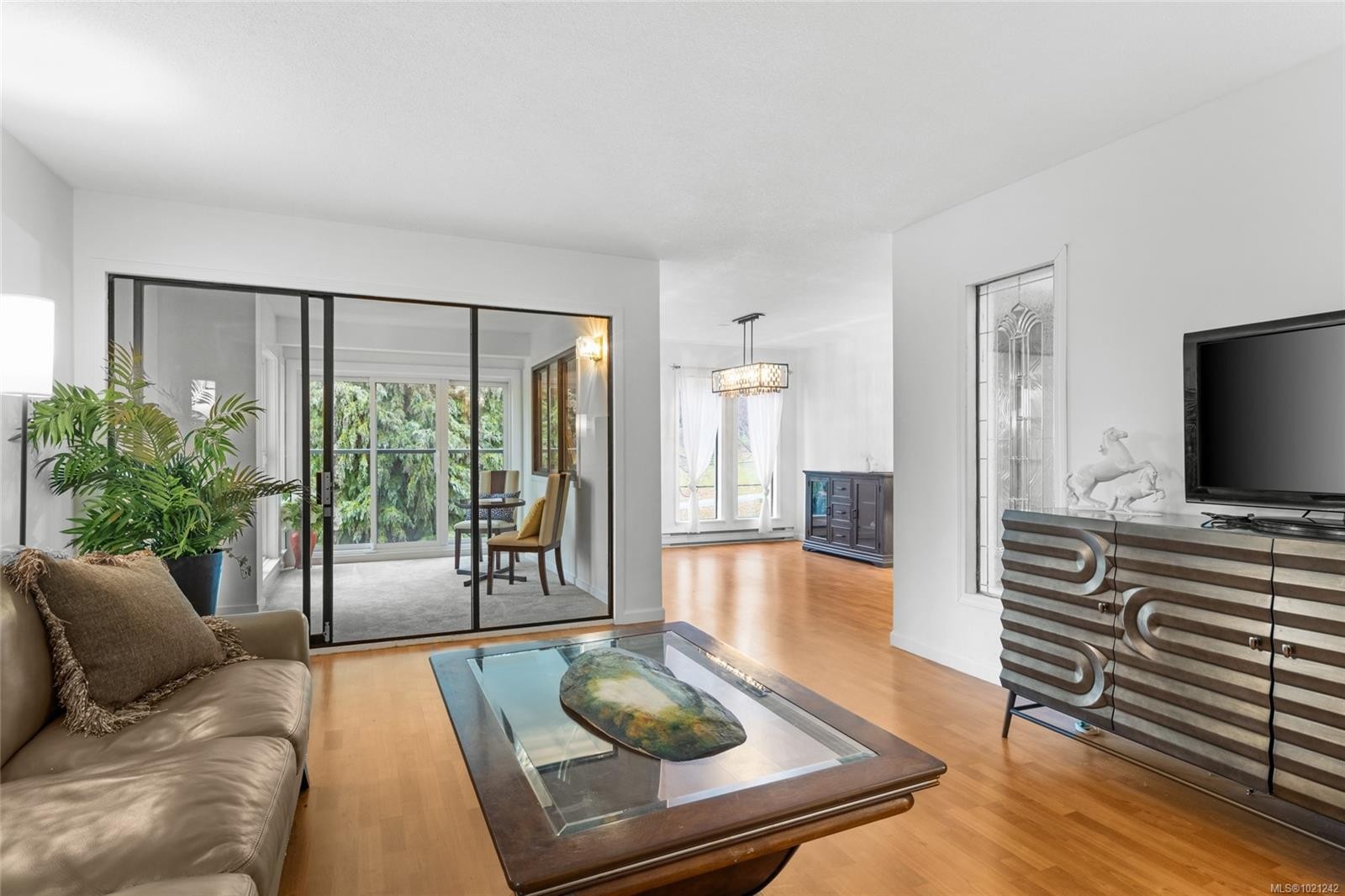 405-1875 Lansdowne Rd, Saanich, BC - Indoor Photo Showing Living Room