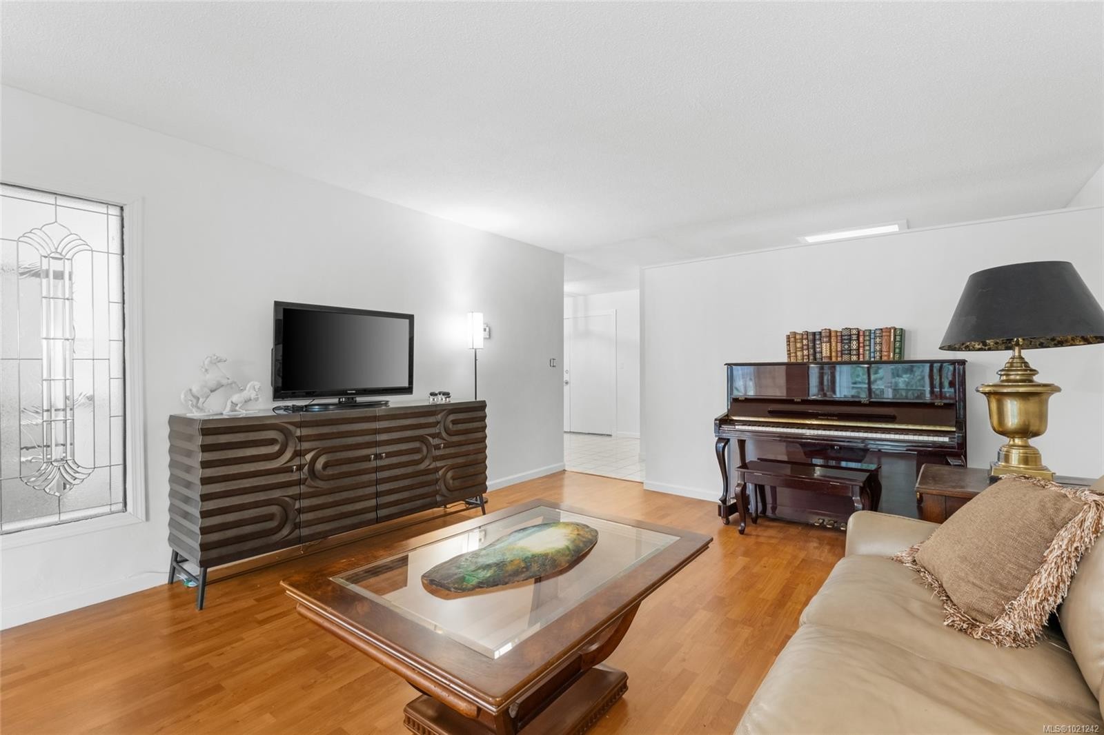 405-1875 Lansdowne Rd, Saanich, BC - Indoor Photo Showing Living Room