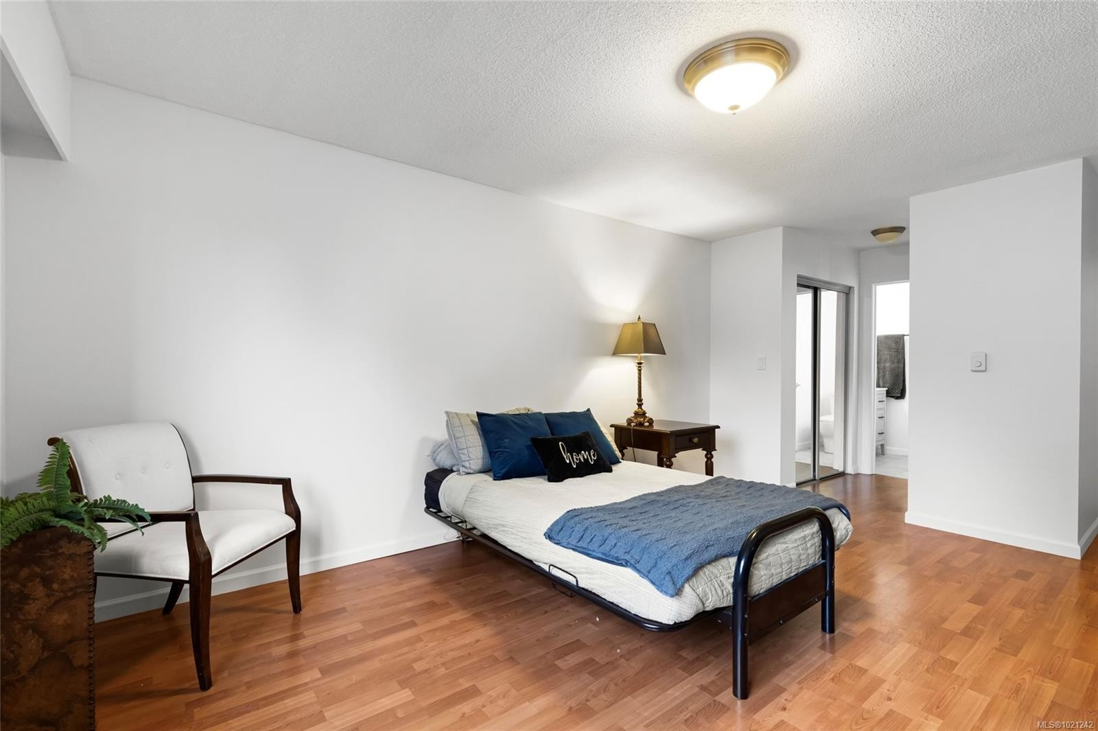 405-1875 Lansdowne Rd, Saanich, BC - Indoor Photo Showing Bedroom