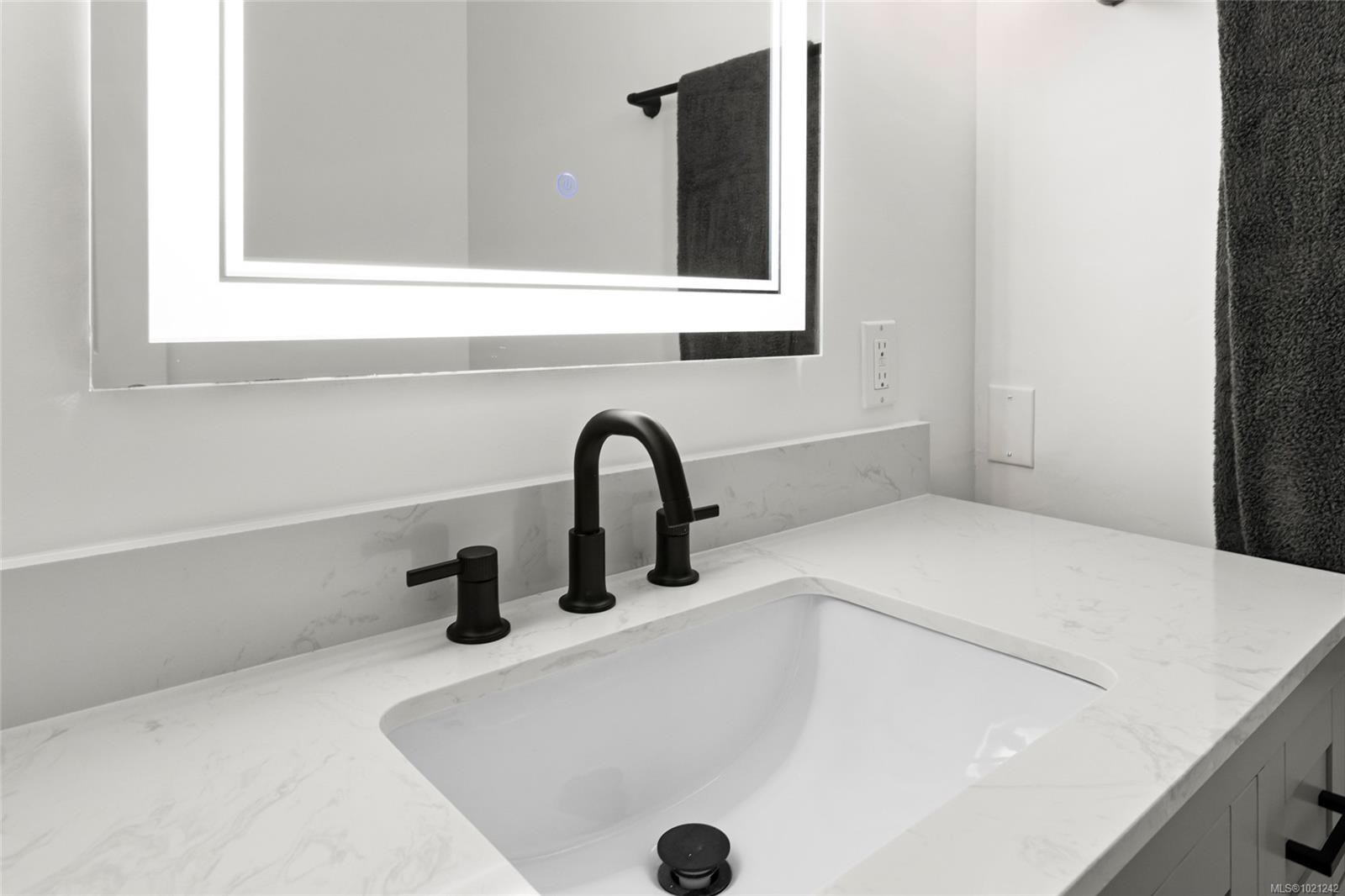 405-1875 Lansdowne Rd, Saanich, BC - Indoor Photo Showing Bathroom