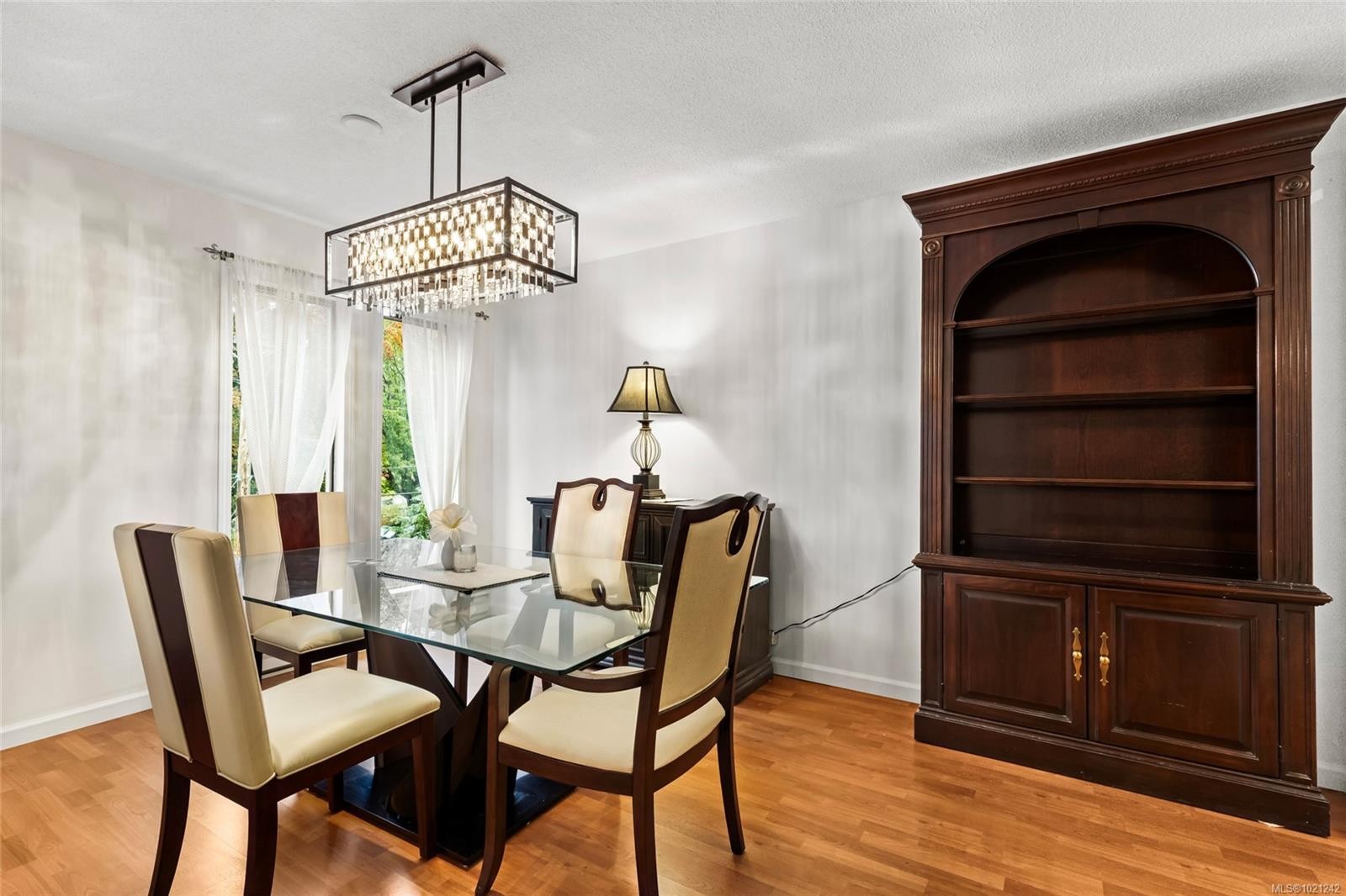 405-1875 Lansdowne Rd, Saanich, BC - Indoor Photo Showing Dining Room