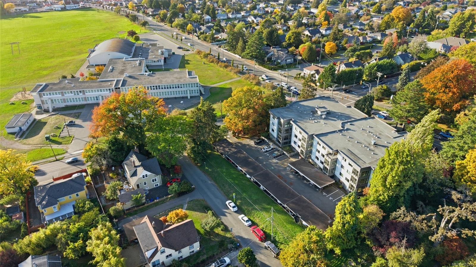 405-1875 Lansdowne Rd, Saanich, BC - Outdoor With View