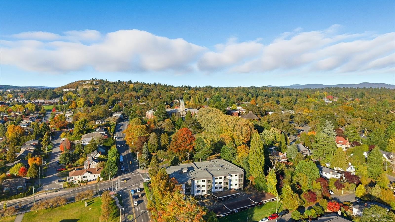405-1875 Lansdowne Rd, Saanich, BC - Outdoor With View