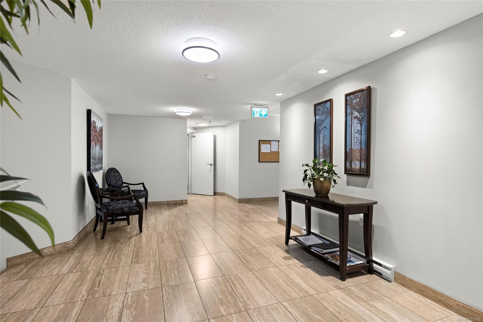 405-1875 Lansdowne Rd, Saanich, BC - Indoor Photo Showing Other Room