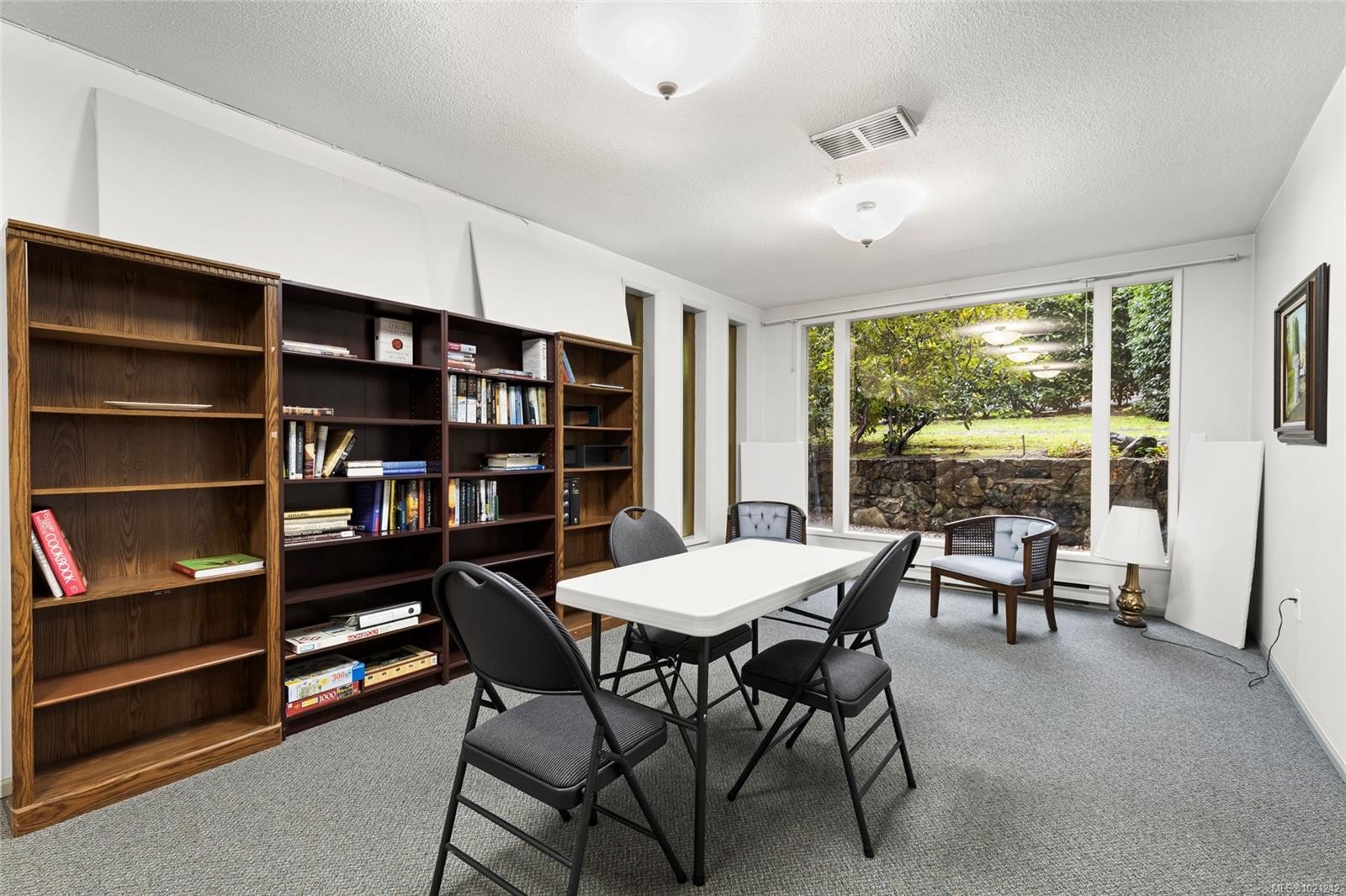 405-1875 Lansdowne Rd, Saanich, BC - Indoor