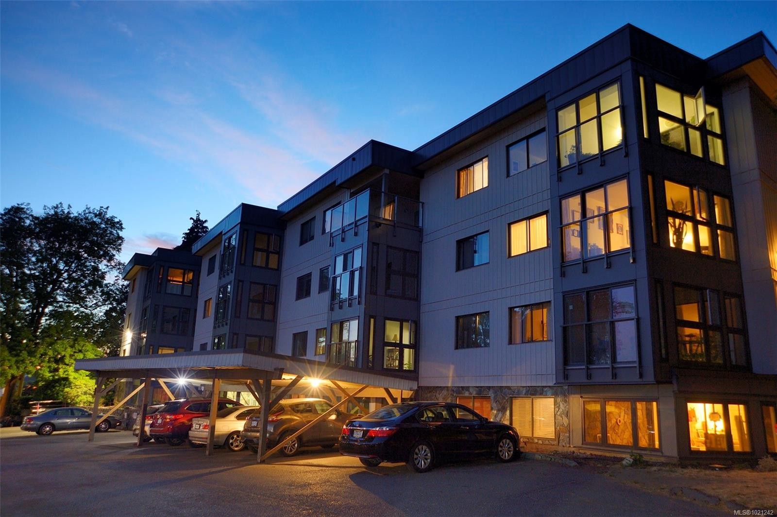 405-1875 Lansdowne Rd, Saanich, BC - Outdoor With Facade