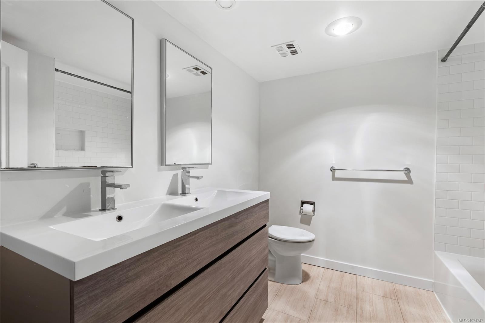 405-1875 Lansdowne Rd, Saanich, BC - Indoor Photo Showing Bathroom