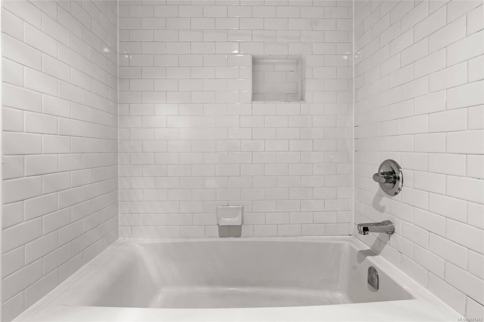 405-1875 Lansdowne Rd, Saanich, BC - Indoor Photo Showing Bathroom