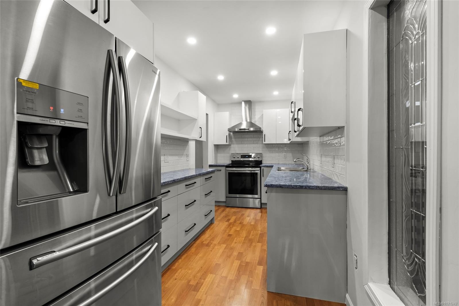 405-1875 Lansdowne Rd, Saanich, BC - Indoor Photo Showing Kitchen With Upgraded Kitchen