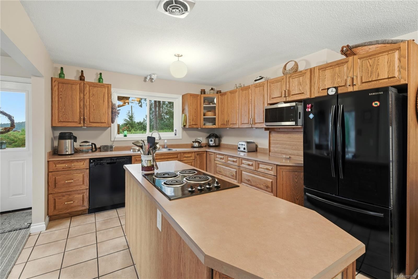 833 Alvarado Terr, Saanich, BC