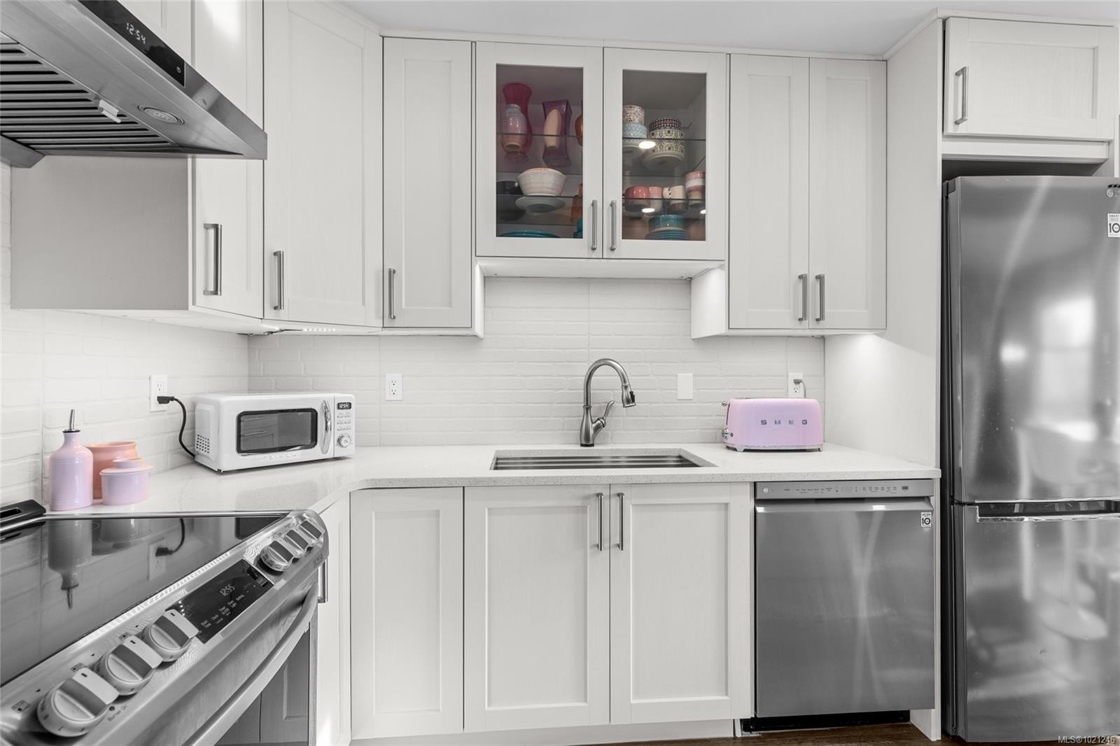 404-935 Johnson St, Victoria, BC - Indoor Photo Showing Kitchen