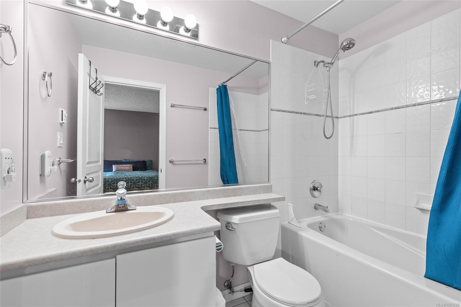 404-935 Johnson St, Victoria, BC - Indoor Photo Showing Bathroom