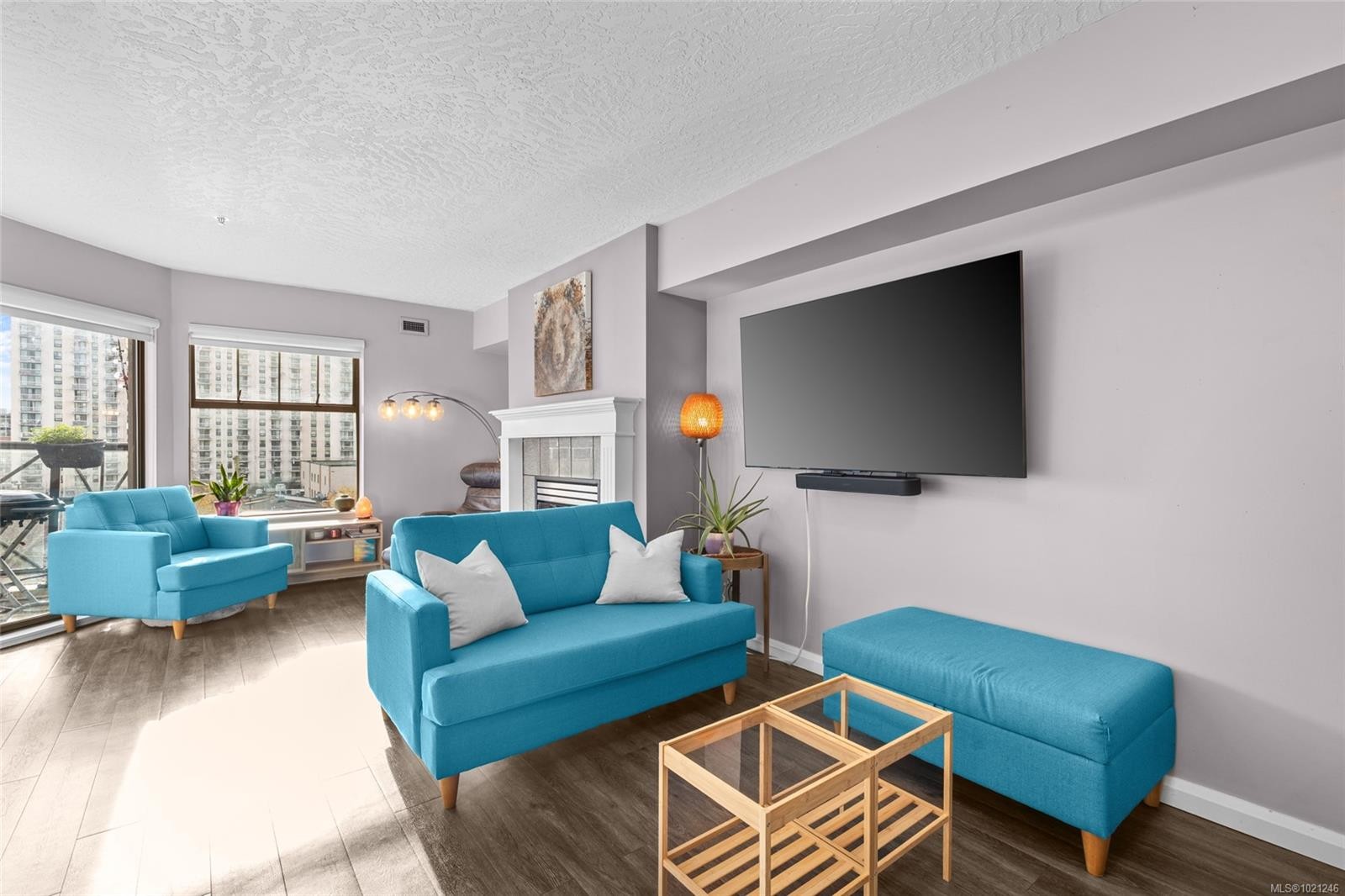 404-935 Johnson St, Victoria, BC - Indoor Photo Showing Living Room