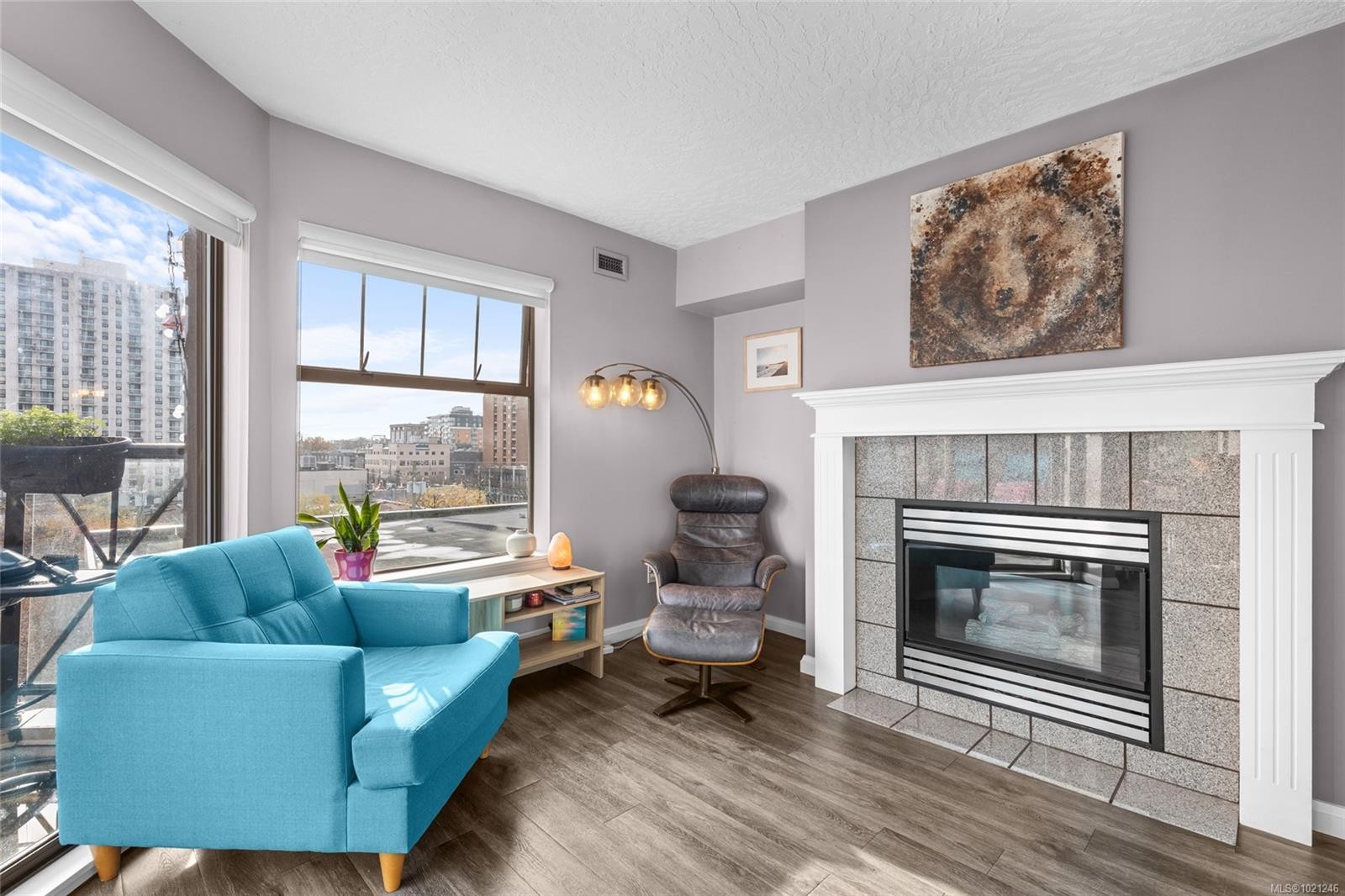 404-935 Johnson St, Victoria, BC - Indoor Photo Showing Living Room With Fireplace