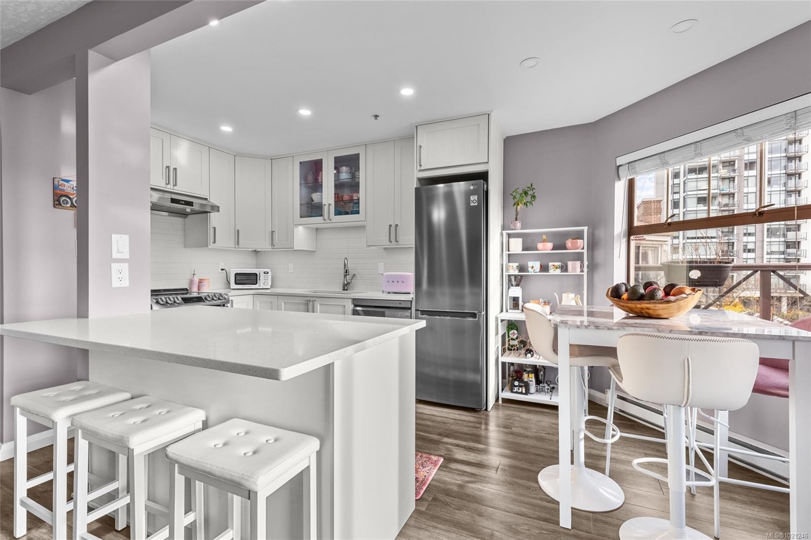 404-935 Johnson St, Victoria, BC - Indoor Photo Showing Kitchen With Upgraded Kitchen