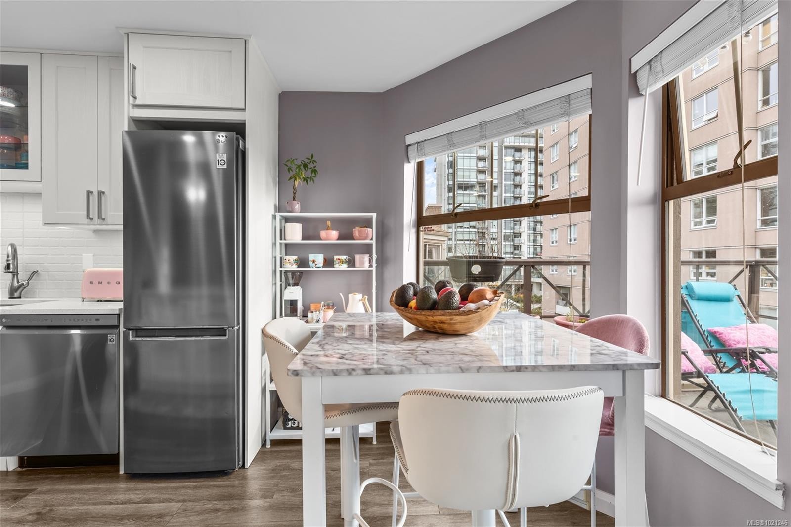 404-935 Johnson St, Victoria, BC - Indoor Photo Showing Kitchen With Upgraded Kitchen