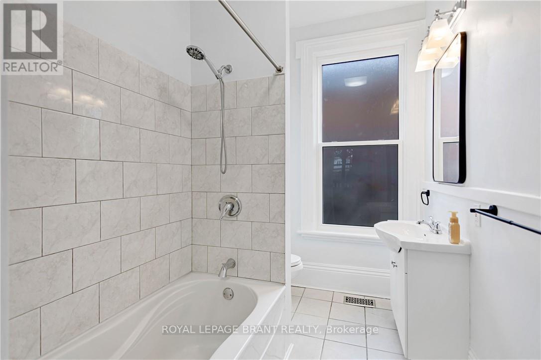 95 Queen Street, Brantford, ON - Indoor Photo Showing Bathroom