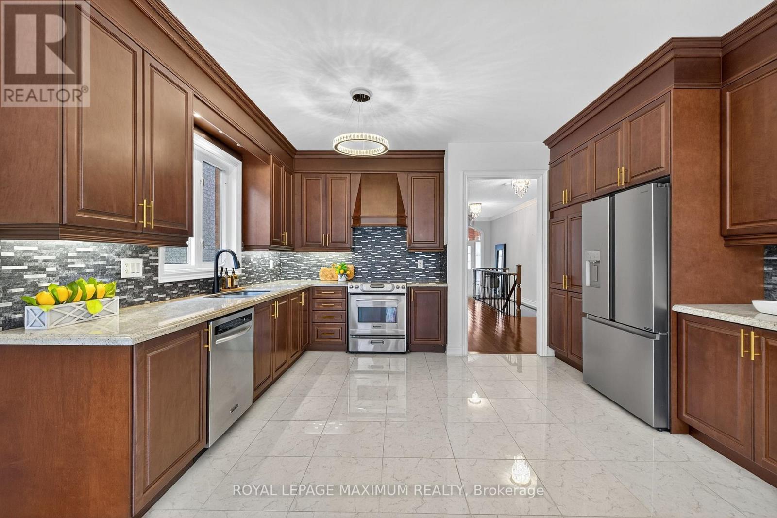 27 Acqua Drive, Vaughan, ON - Indoor Photo Showing Kitchen With Upgraded Kitchen