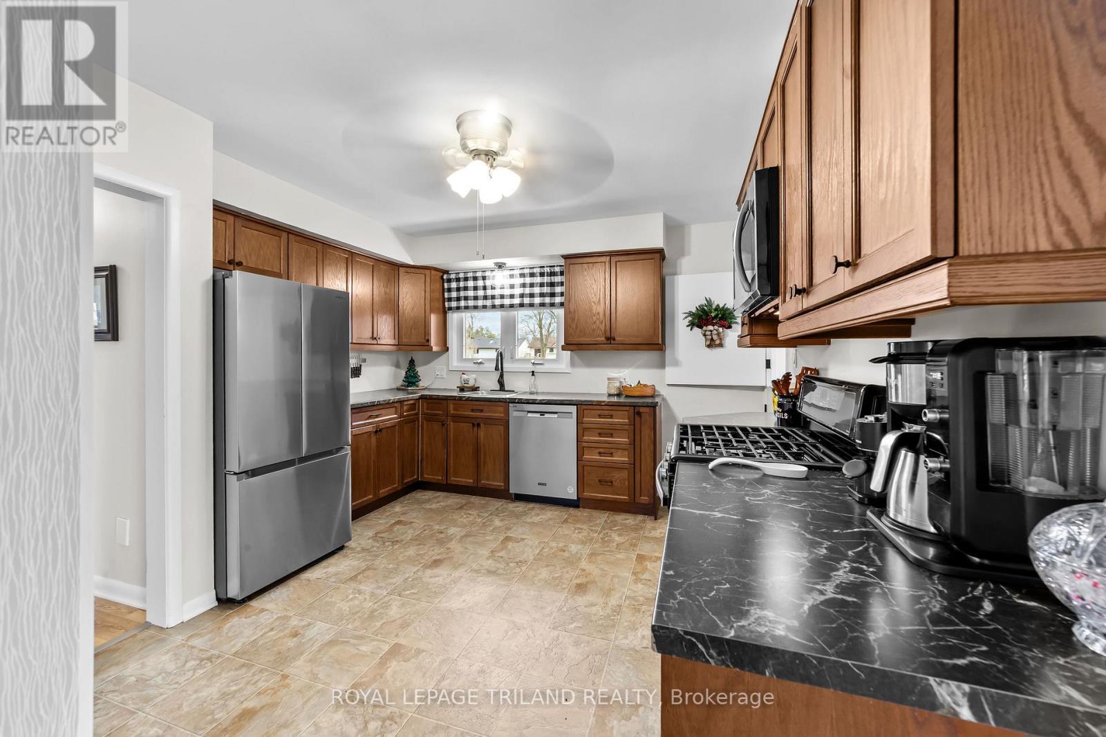 249 Coad Street, Southwest Middlesex (Glencoe), ON - Indoor Photo Showing Kitchen