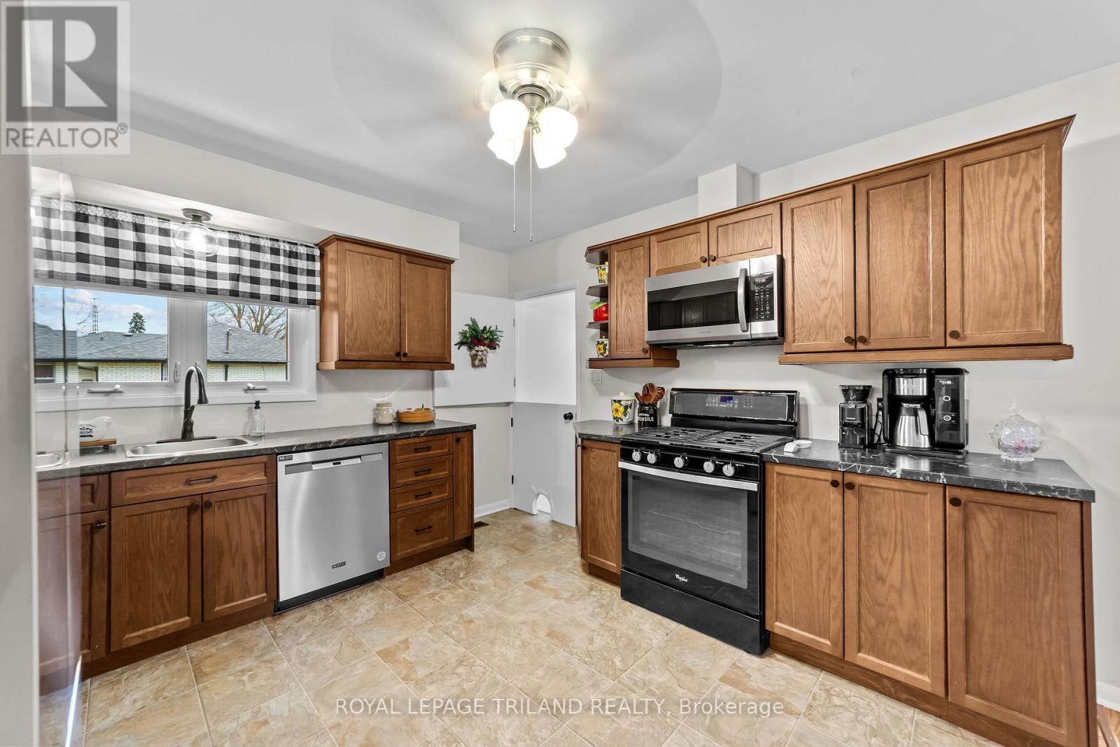249 Coad Street, Southwest Middlesex (Glencoe), ON - Indoor Photo Showing Kitchen