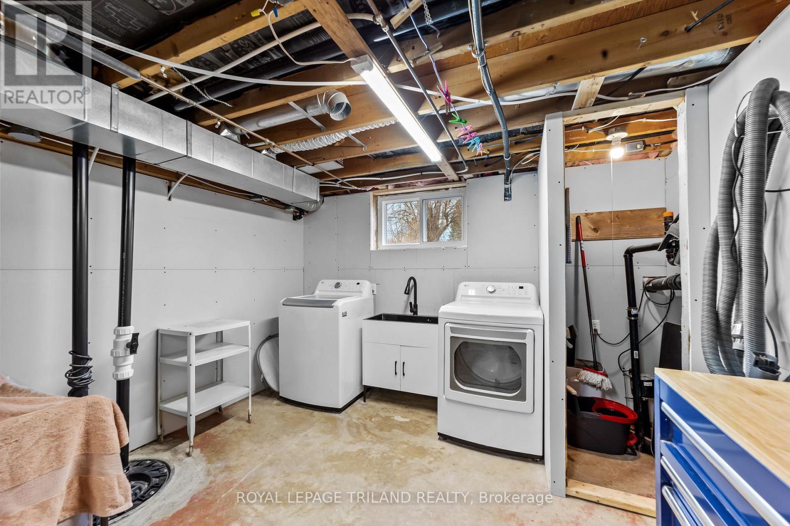249 Coad Street, Southwest Middlesex (Glencoe), ON - Indoor Photo Showing Laundry Room