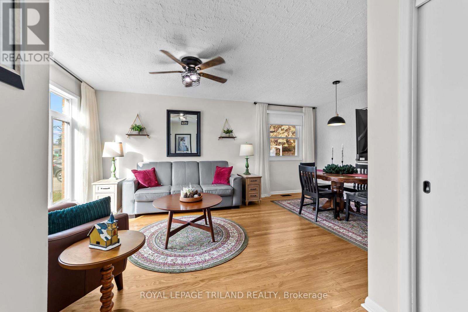 249 Coad Street, Southwest Middlesex (Glencoe), ON - Indoor Photo Showing Living Room