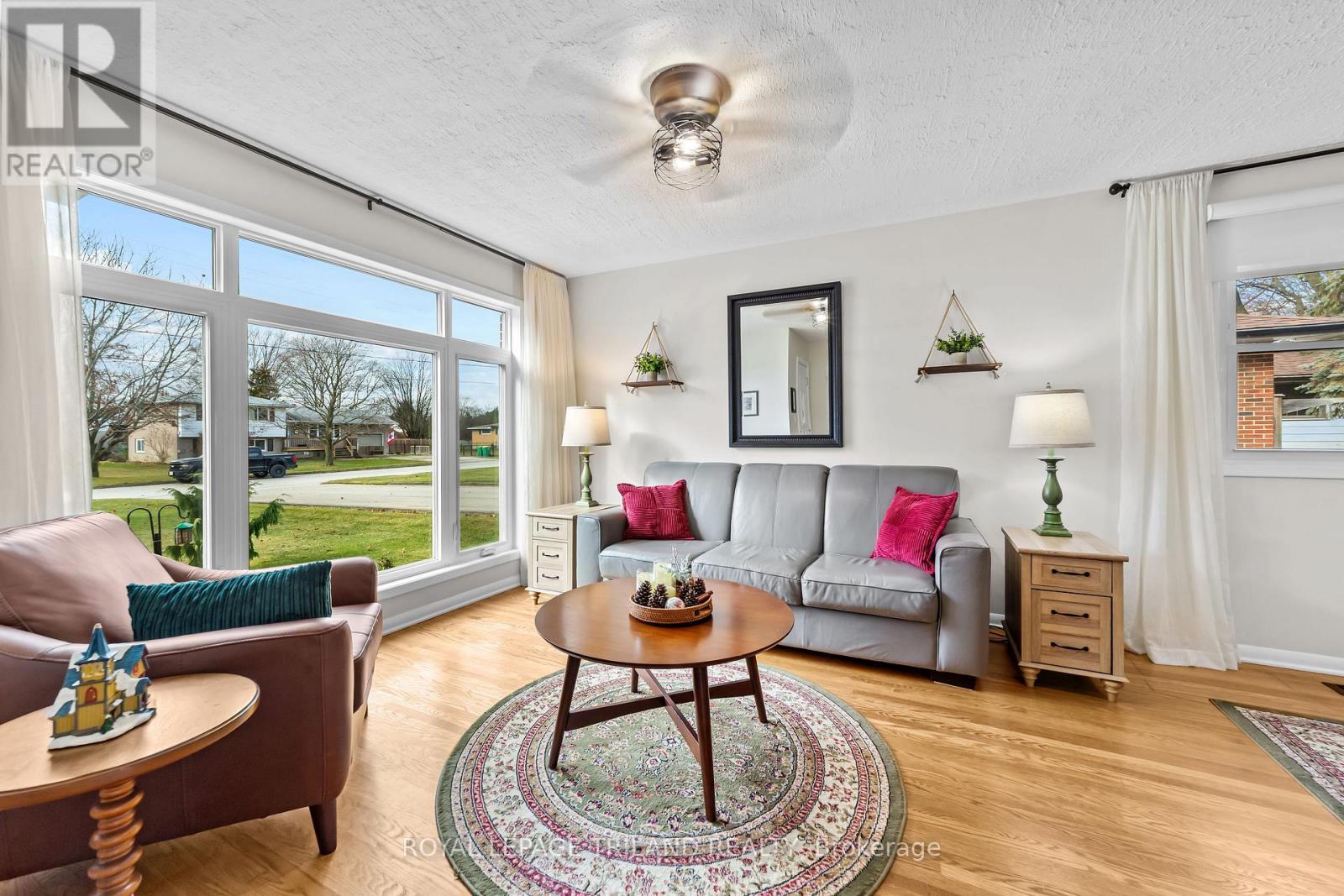 249 Coad Street, Southwest Middlesex (Glencoe), ON - Indoor Photo Showing Living Room