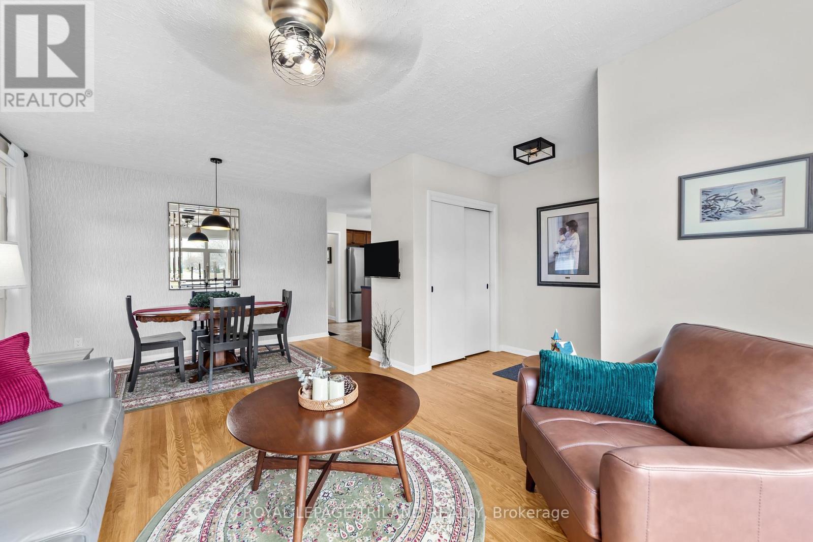 249 Coad Street, Southwest Middlesex (Glencoe), ON - Indoor Photo Showing Living Room