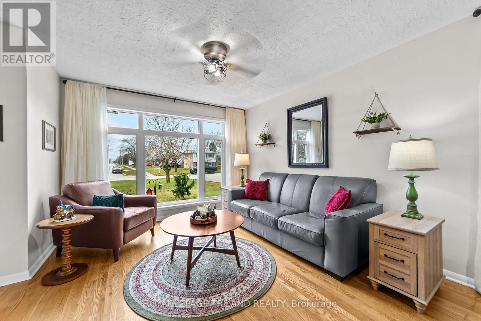 249 Coad Street, Southwest Middlesex (Glencoe), ON - Indoor Photo Showing Living Room