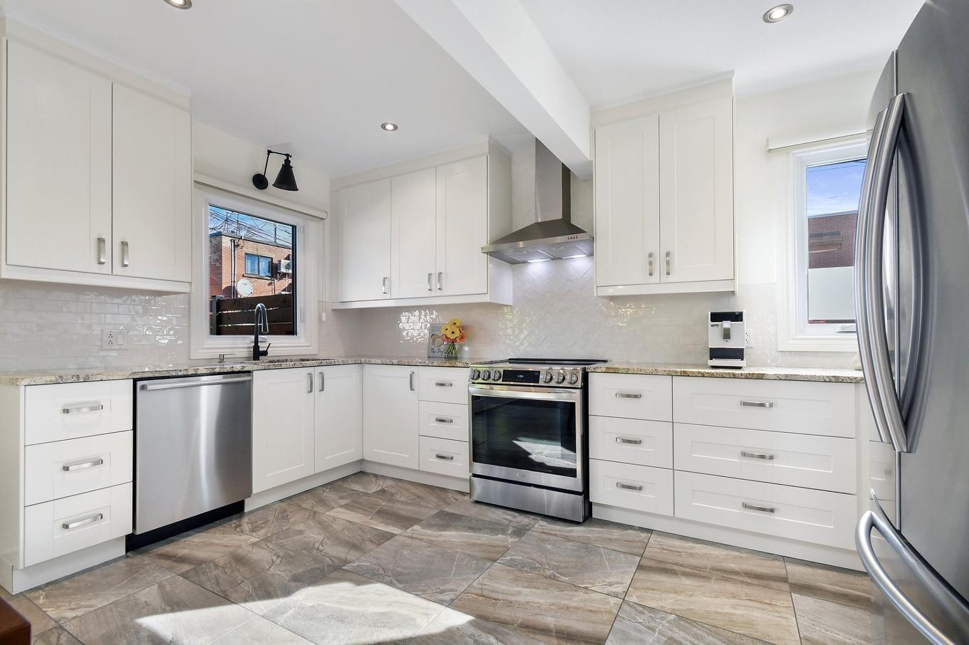 Cuisine - 9453 Rue Parthenais, Montréal (Villeray/Saint-Michel/Parc-Extension), QC - Indoor Photo Showing Kitchen With Upgraded Kitchen