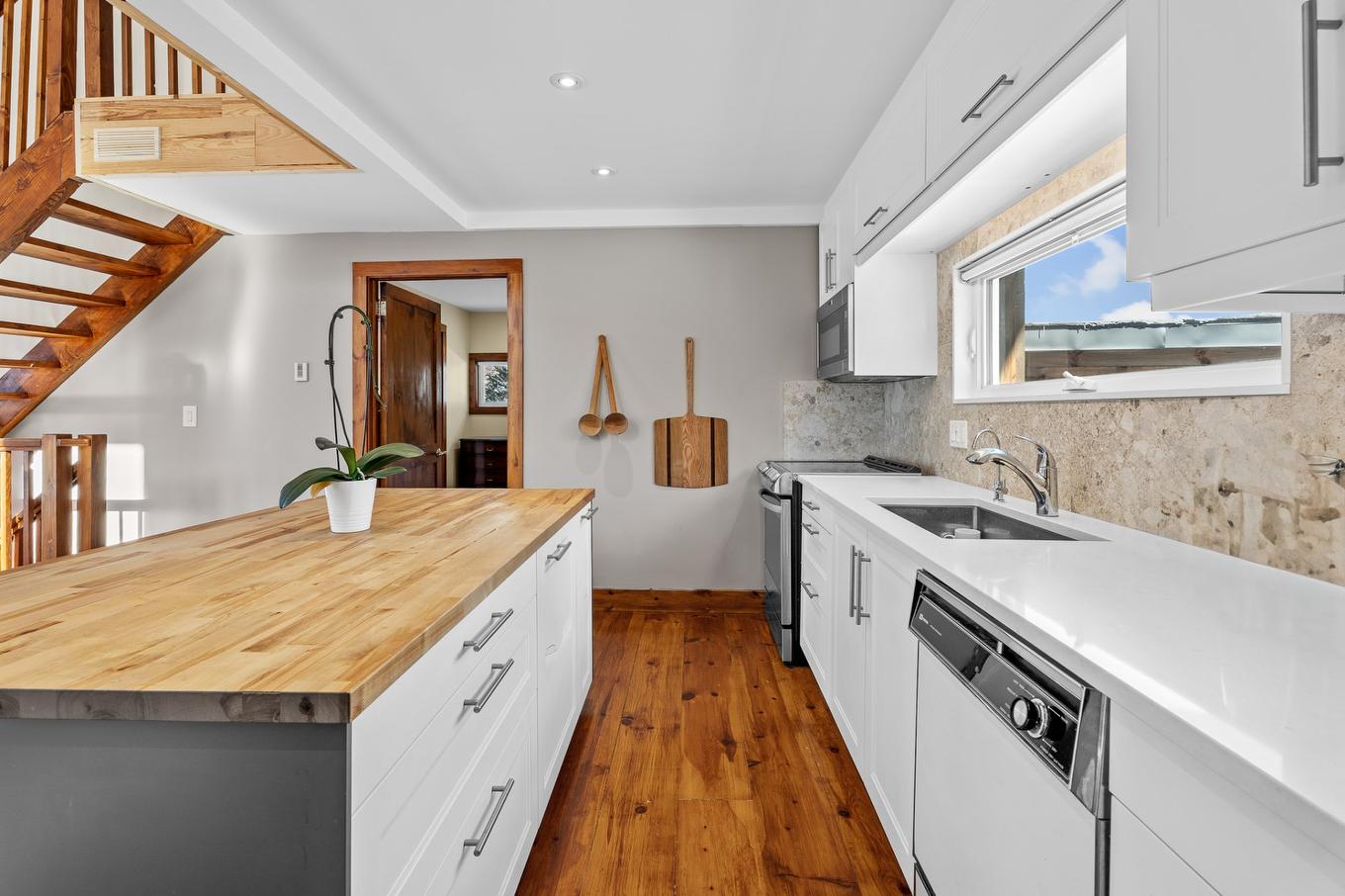 Kitchen - 397 Ch. Du Village-Manitou, Ivry-Sur-Le-Lac, QC - Indoor Photo Showing Kitchen