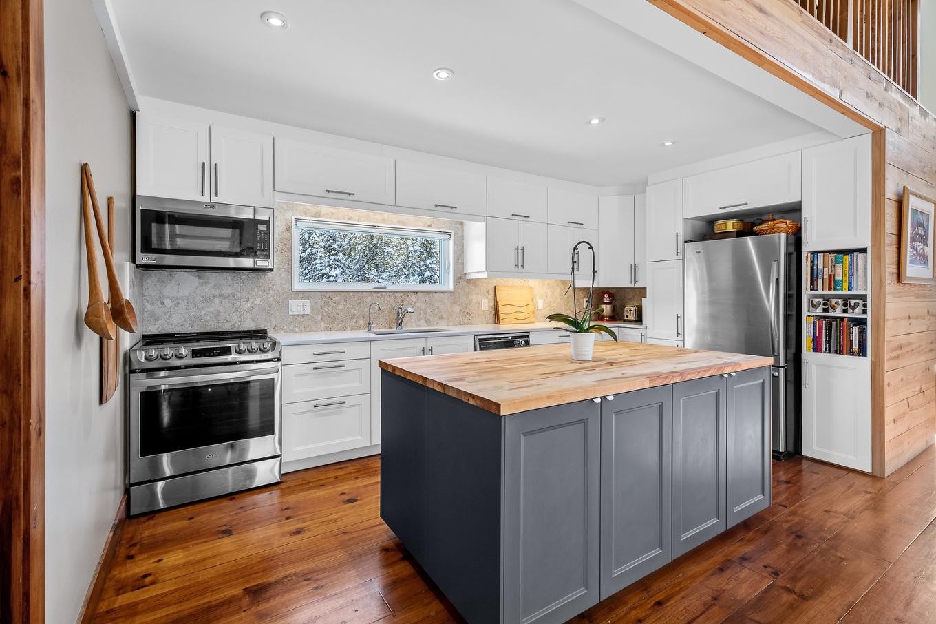 Kitchen - 397 Ch. Du Village-Manitou, Ivry-Sur-Le-Lac, QC - Indoor Photo Showing Kitchen