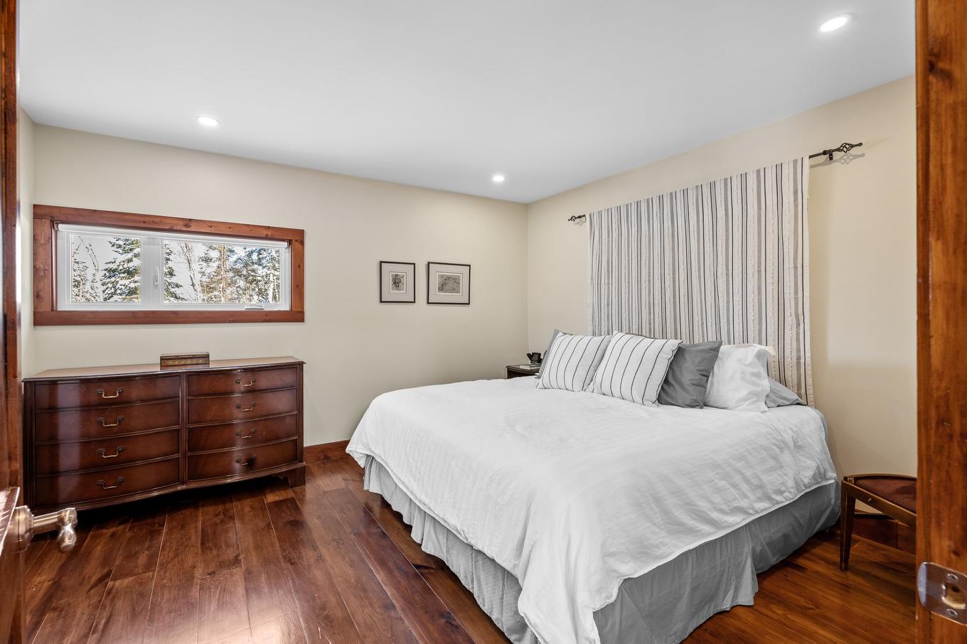 Primary bedroom - 397 Ch. Du Village-Manitou, Ivry-Sur-Le-Lac, QC - Indoor Photo Showing Bedroom