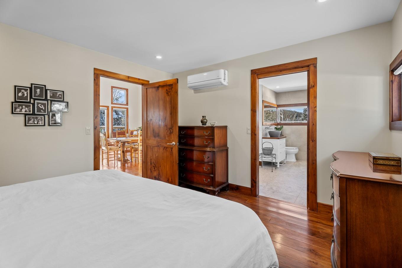 Primary bedroom - 397 Ch. Du Village-Manitou, Ivry-Sur-Le-Lac, QC - Indoor Photo Showing Bedroom