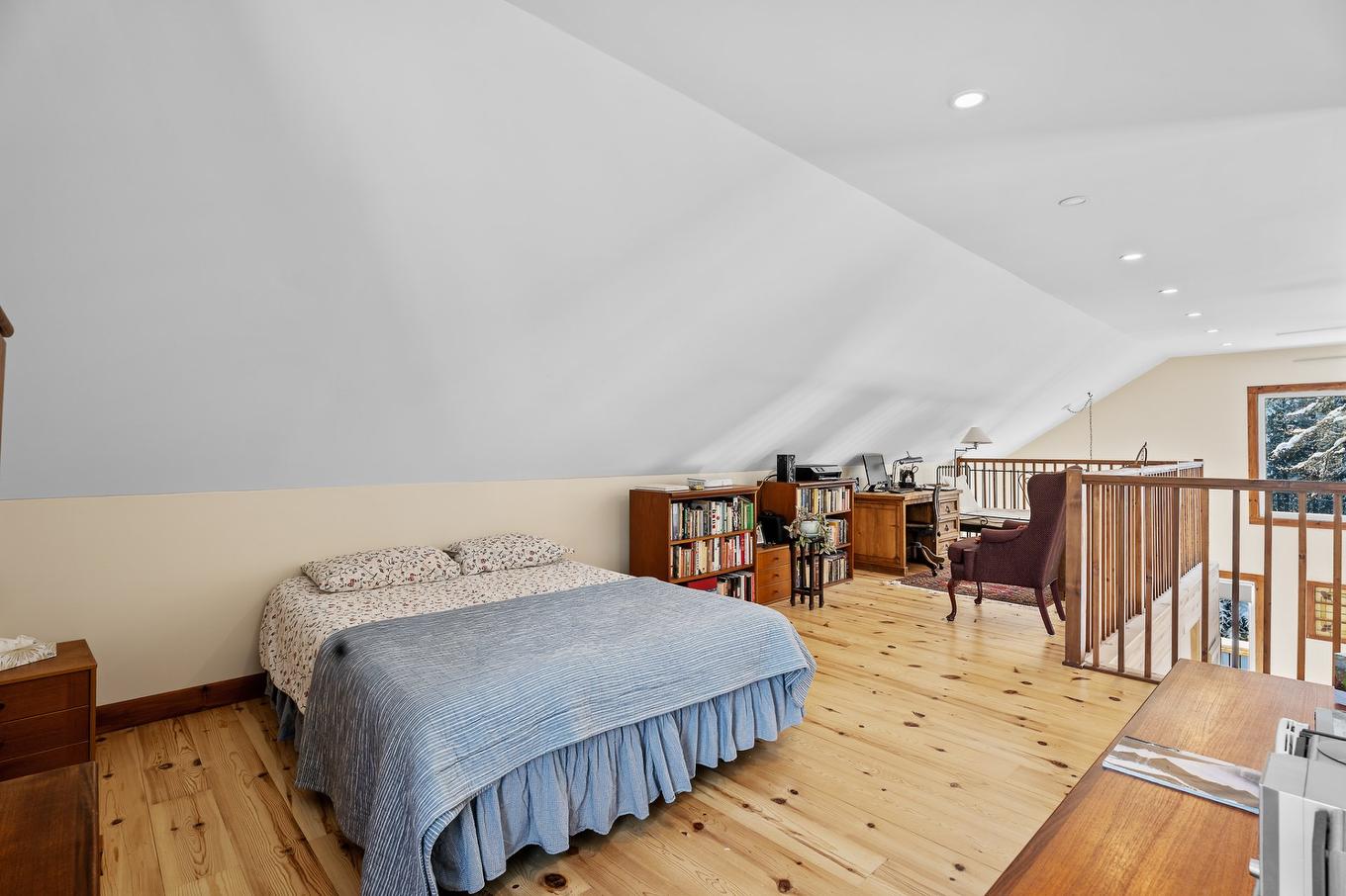 Bedroom - 397 Ch. Du Village-Manitou, Ivry-Sur-Le-Lac, QC - Indoor Photo Showing Bedroom