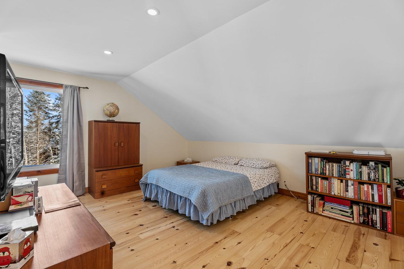 Bedroom - 397 Ch. Du Village-Manitou, Ivry-Sur-Le-Lac, QC - Indoor Photo Showing Bedroom