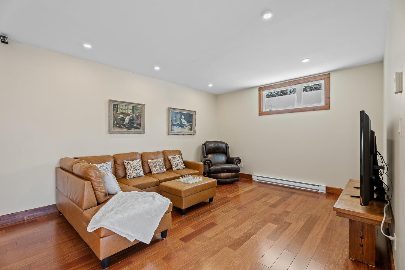 Family room - 397 Ch. Du Village-Manitou, Ivry-Sur-Le-Lac, QC - Indoor