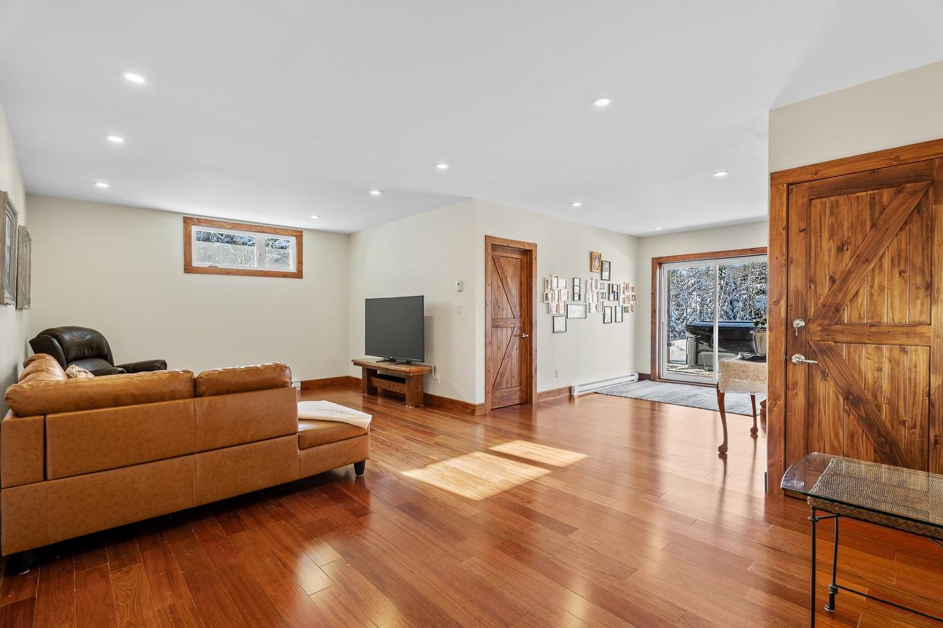 Family room - 397 Ch. Du Village-Manitou, Ivry-Sur-Le-Lac, QC - Indoor