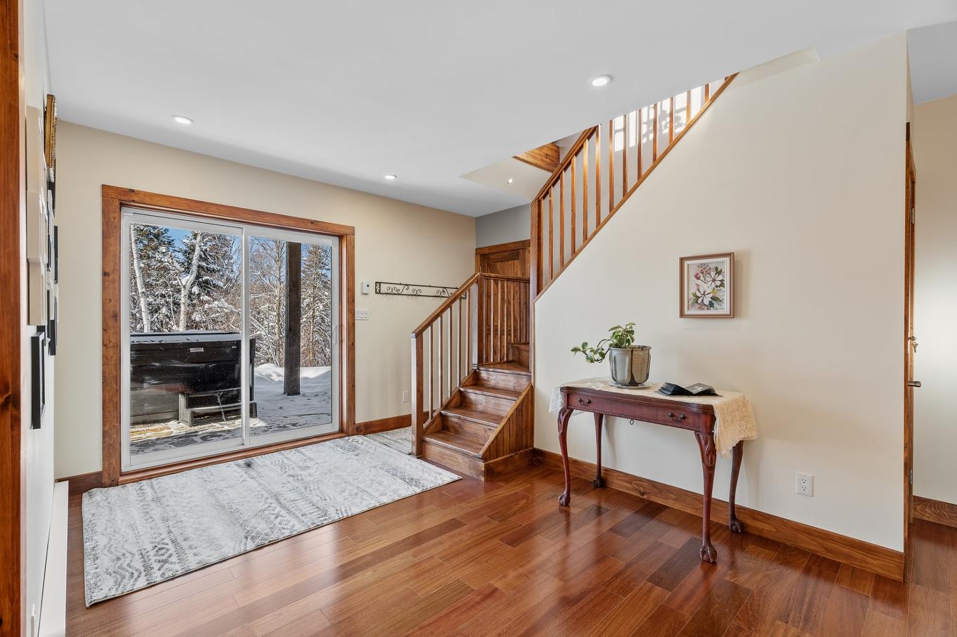 Hall - 397 Ch. Du Village-Manitou, Ivry-Sur-Le-Lac, QC - Indoor Photo Showing Other Room