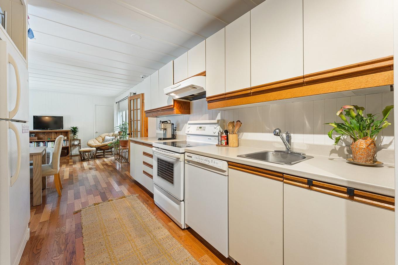 Cuisine - 10 Ch. Grenier, Sutton, QC - Indoor Photo Showing Kitchen
