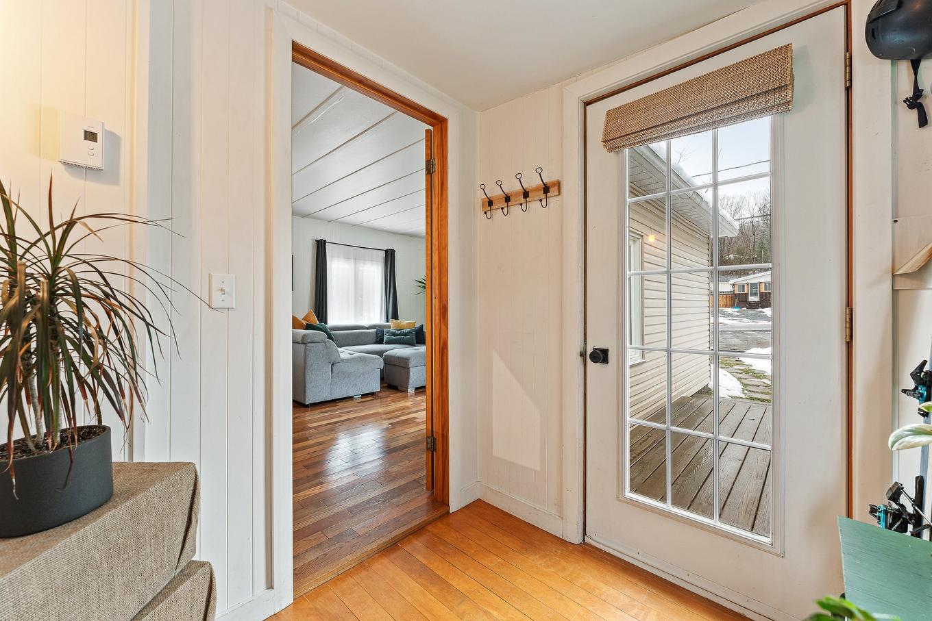 Hall d'entrée/Vestibule - 10 Ch. Grenier, Sutton, QC - Indoor Photo Showing Other Room