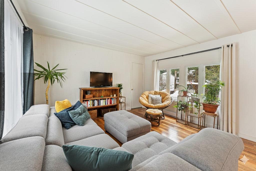 Salon - 10 Ch. Grenier, Sutton, QC - Indoor Photo Showing Living Room