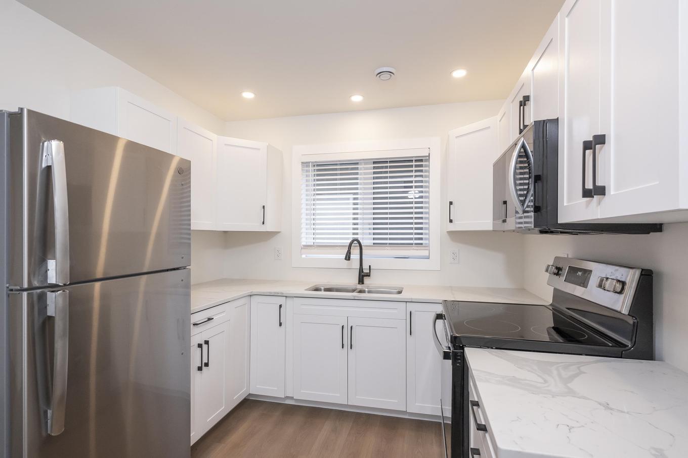 1101 Frederica Street W, Thunder Bay, ON - Indoor Photo Showing Kitchen With Double Sink