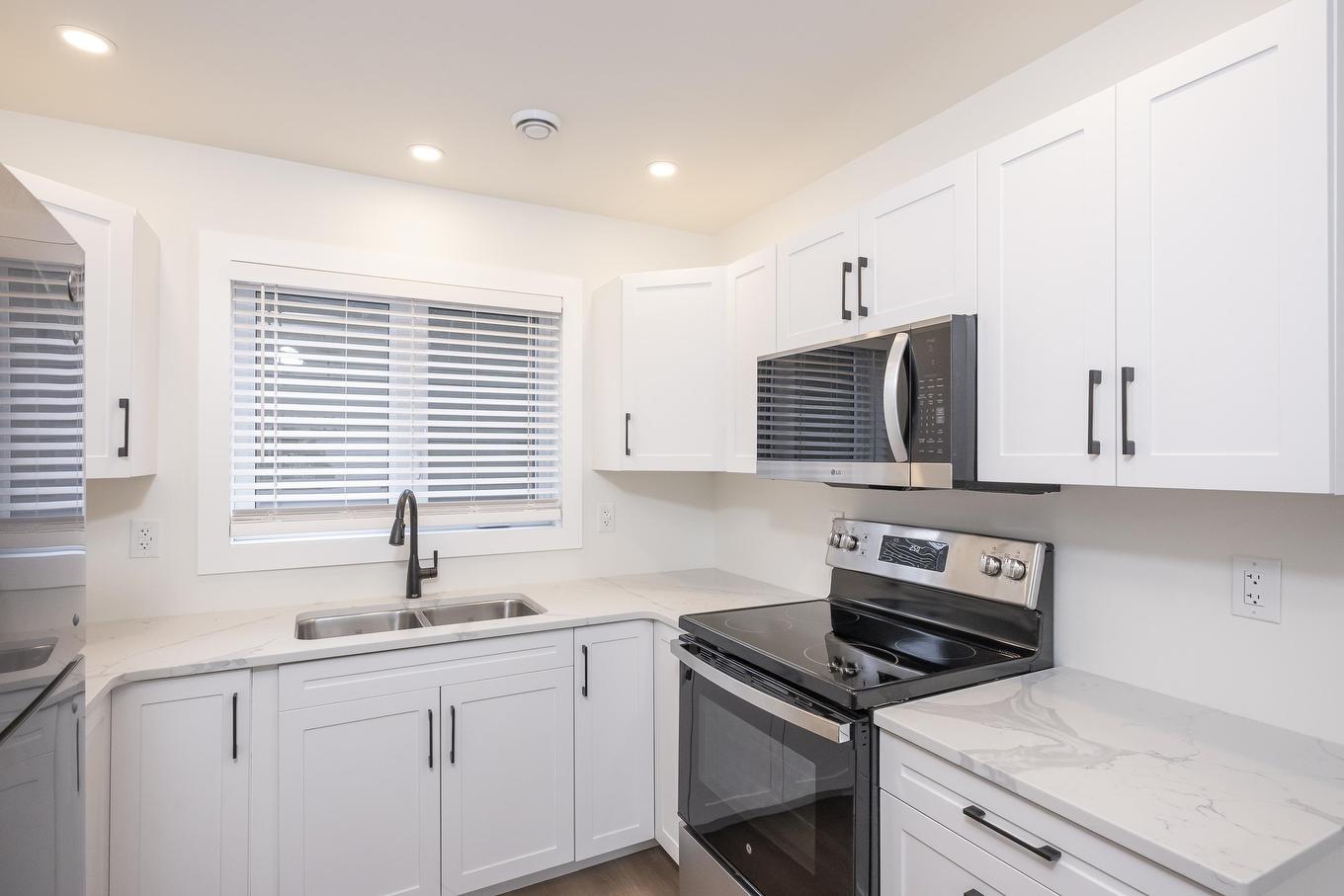 1101 Frederica Street W, Thunder Bay, ON - Indoor Photo Showing Kitchen With Double Sink