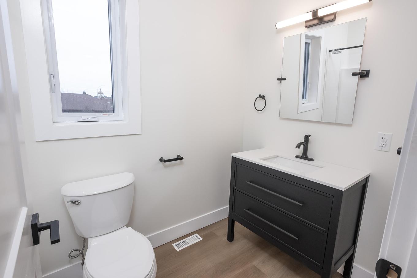 1101 Frederica Street W, Thunder Bay, ON - Indoor Photo Showing Bathroom