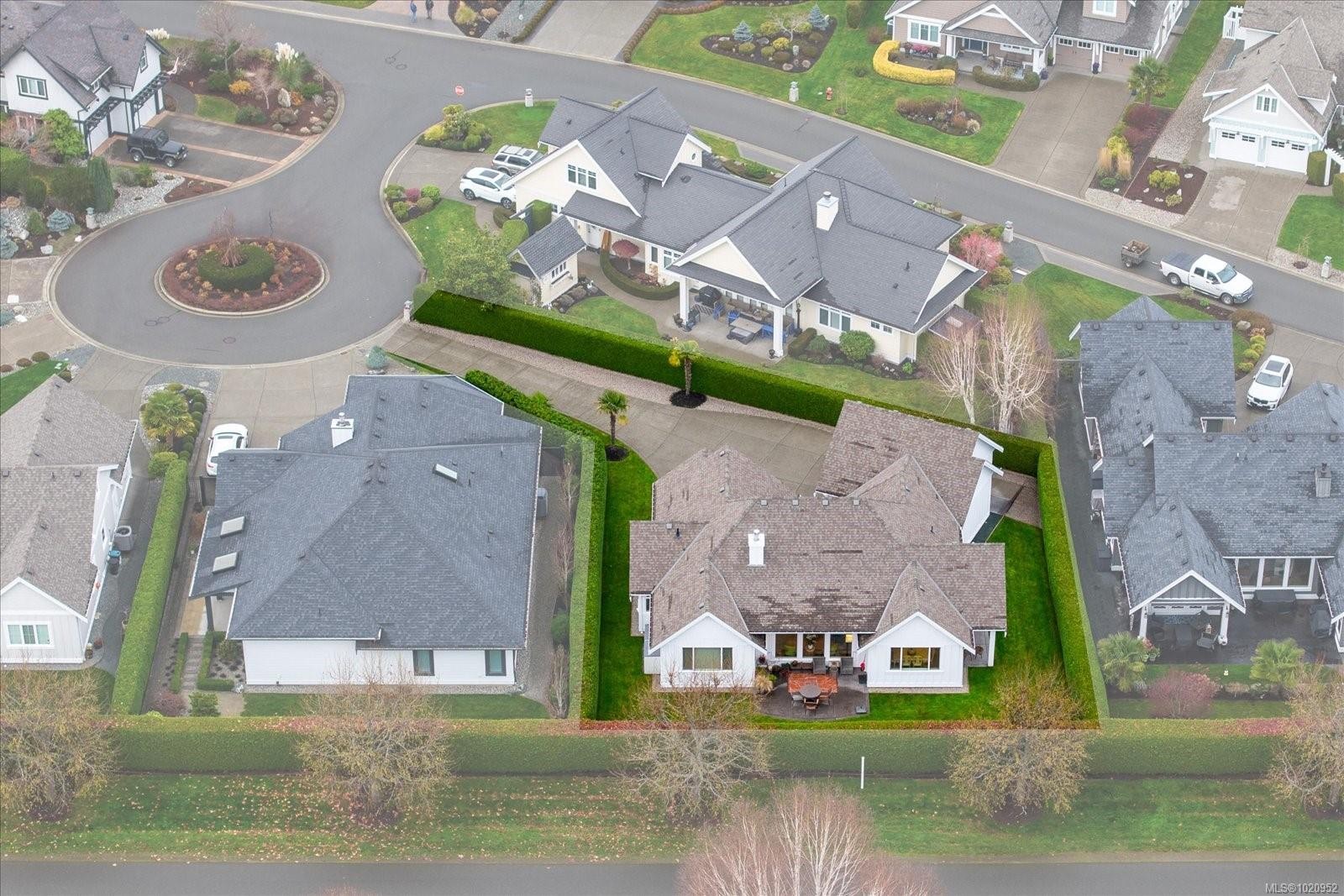 834 Bluffs Dr, Qualicum Beach, BC