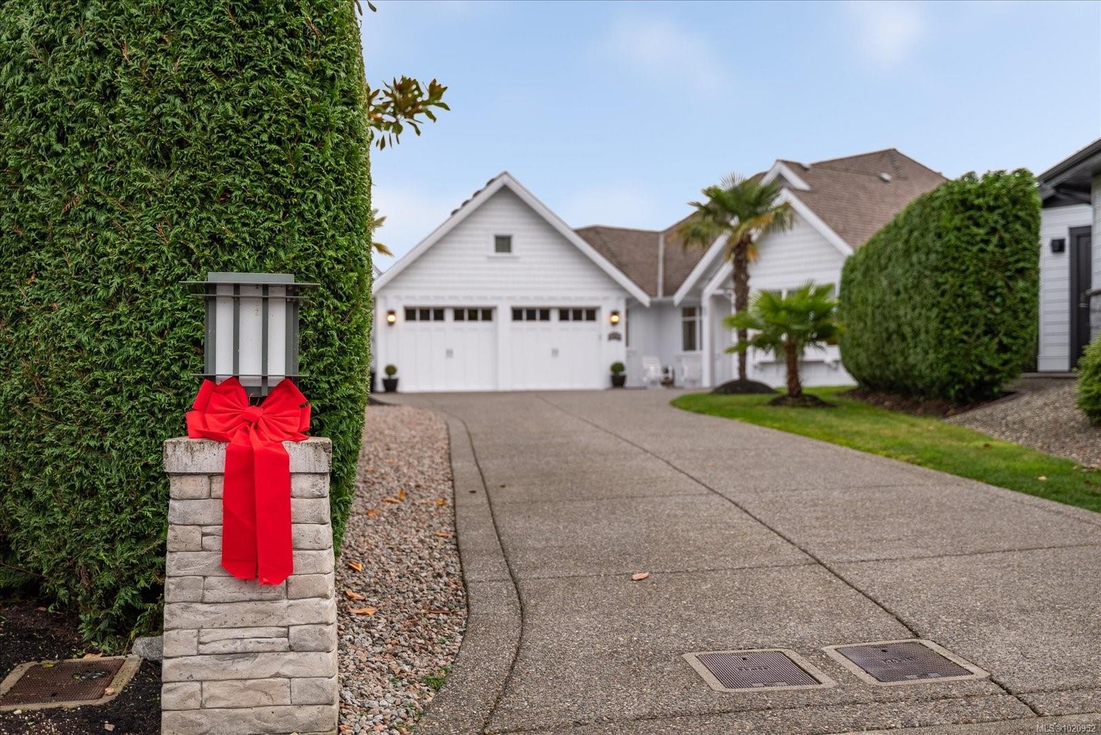 834 Bluffs Dr, Qualicum Beach, BC