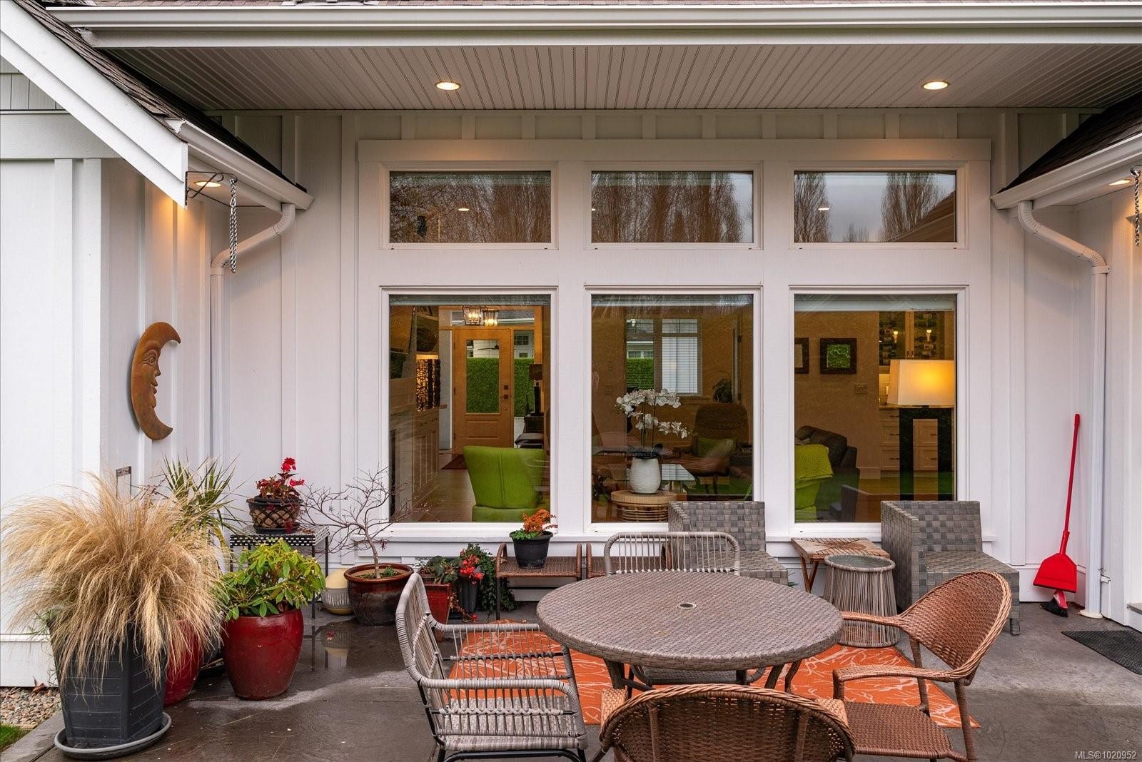 834 Bluffs Dr, Qualicum Beach, BC